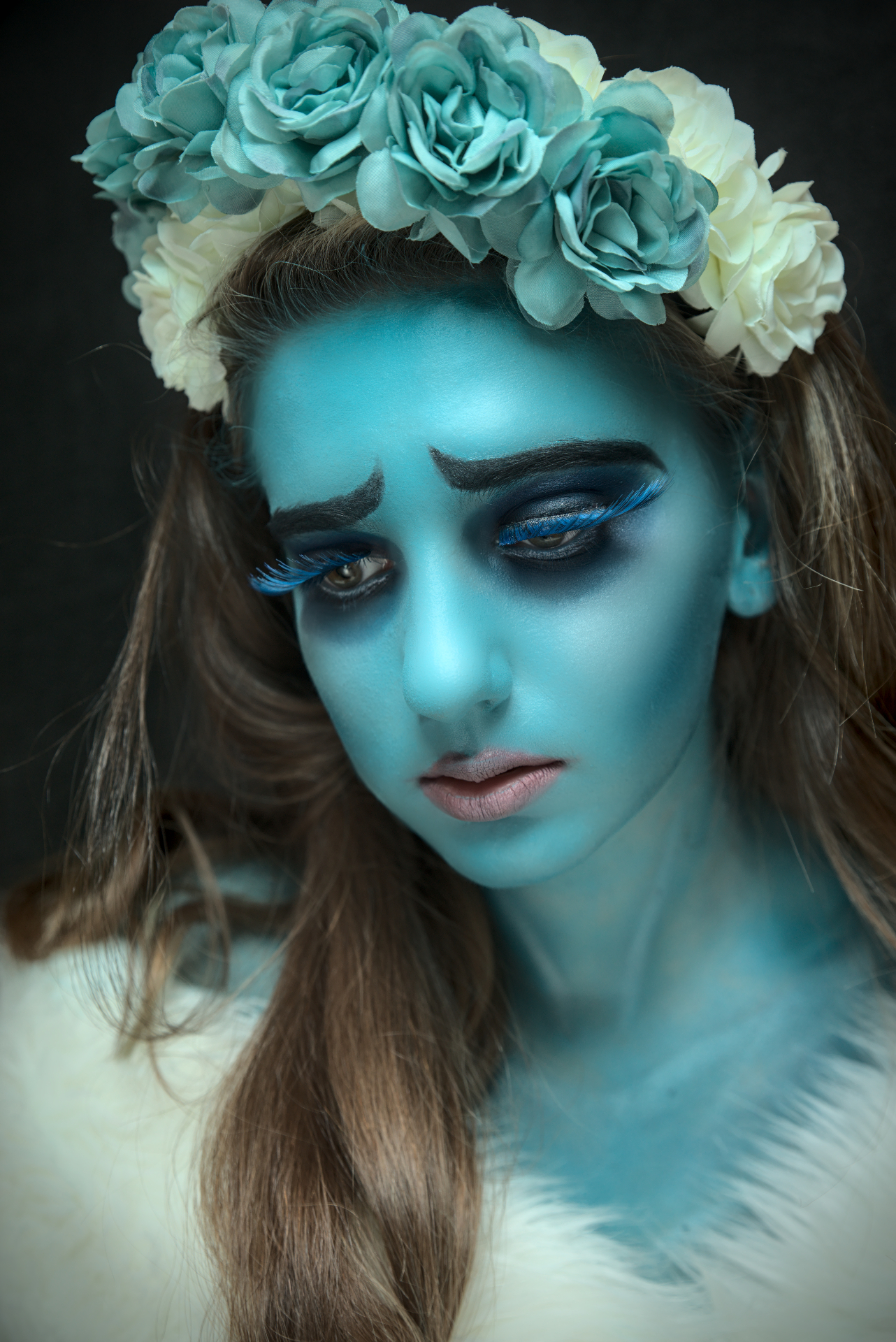 Fantasy body paint – kék virágkoszorús karakter